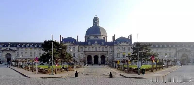 【在法国，两千名医生将离开该国，作为抗议法国政府卫生政策的一部分】
巴黎时间20