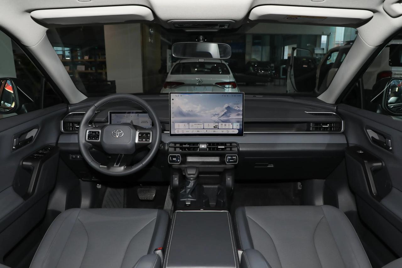 丰田也是听劝的！你们不是喜欢新能源的冰箱彩电大沙发吗？RAV4第六代直接给你安排