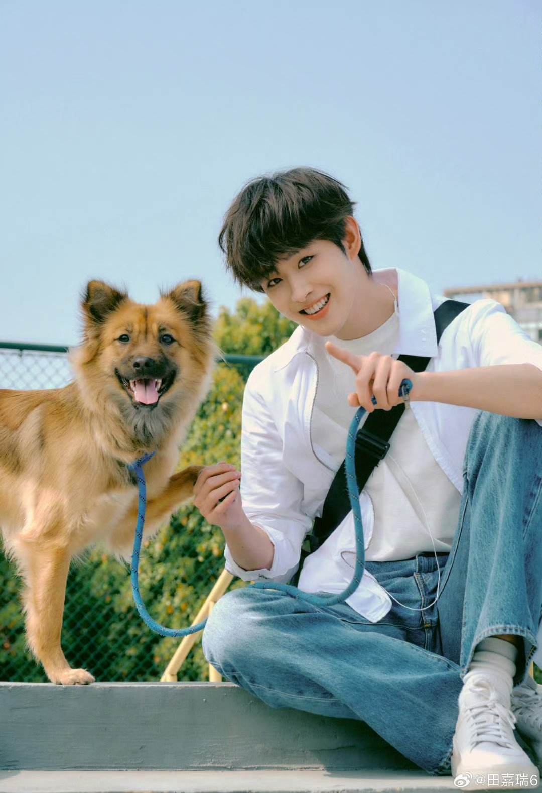 田嘉瑞年卡塑田嘉瑞年下daddy 看小寄灵低头的瞬间，鼻子一酸差点掉泪；镜头一转