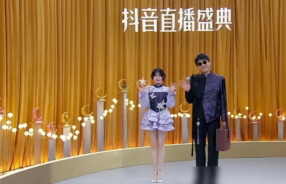 二胡仙女力哥真拼了！10cm高跟鞋踩出逆天大长腿，硬刚195cm二饼小舅！
 