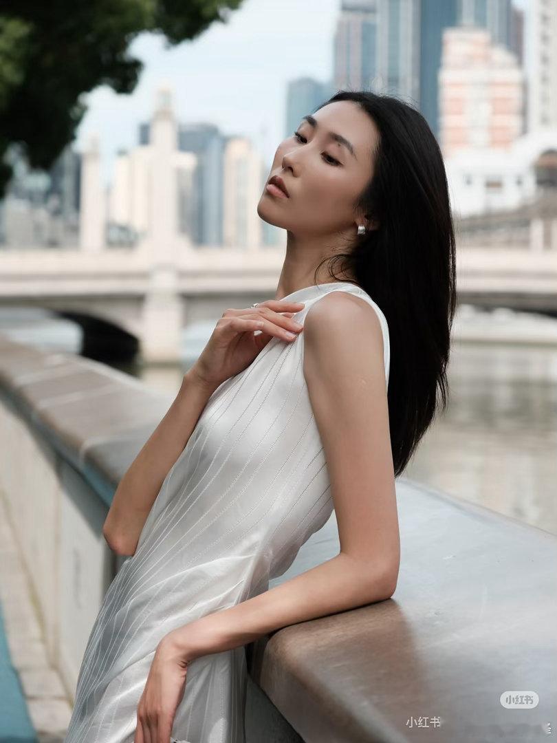 钟摆的一头是“这次不一样”，另一头是“万物可拟合”。 