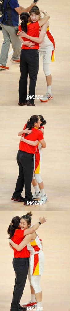 女篮惨败！2.26米巨星累瘫，却扑进郑薇怀里，新教练当场尴尬！
 
你看看，女篮