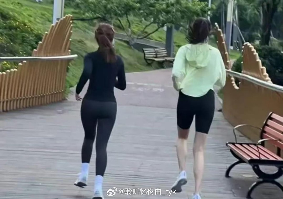 偶遇关晓彤公园晨跑，这身材比例也是没谁了！ 
