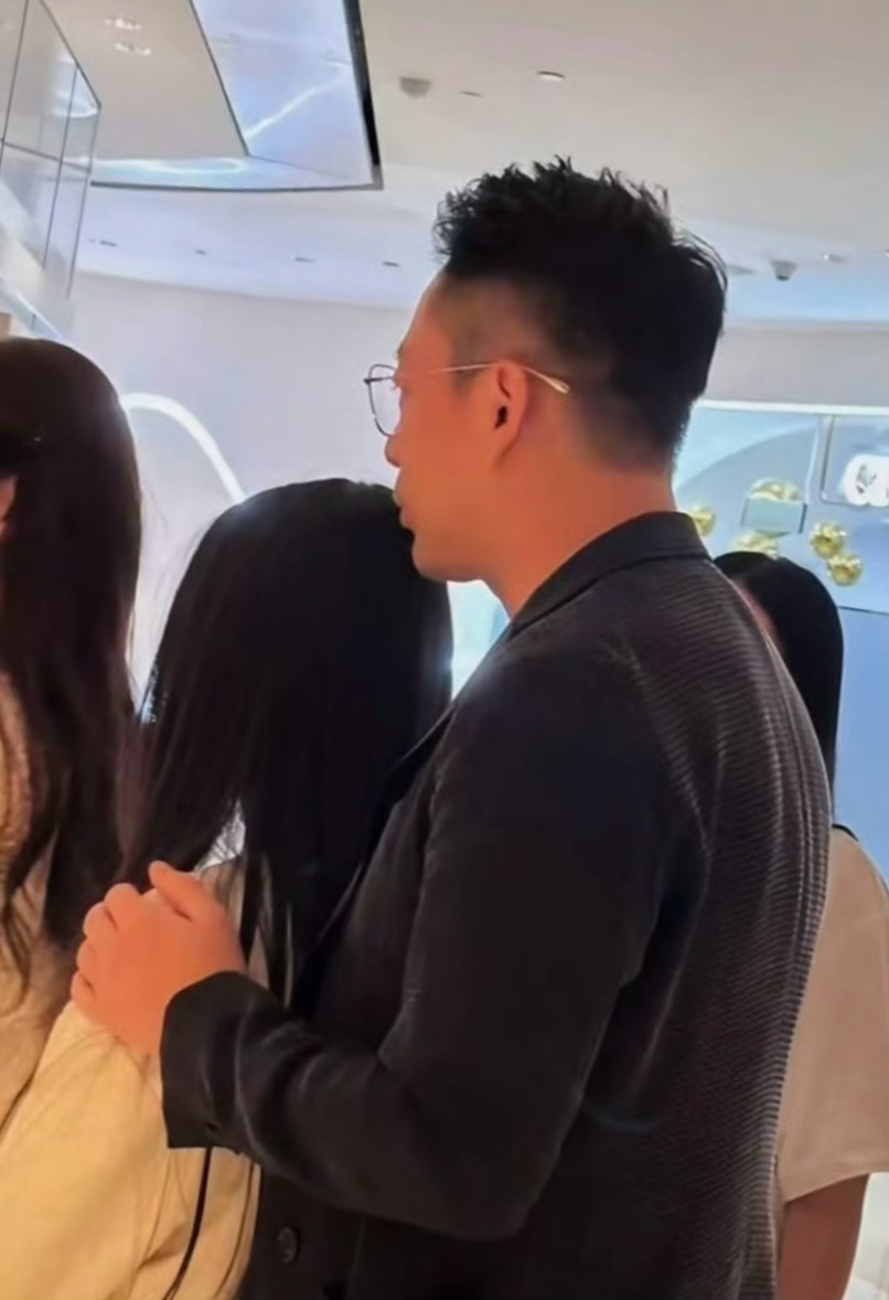 大S儿女回北京大S儿女回北京，有网友在国贸偶遇汪小菲带两个孩子逛门店。 ​​​