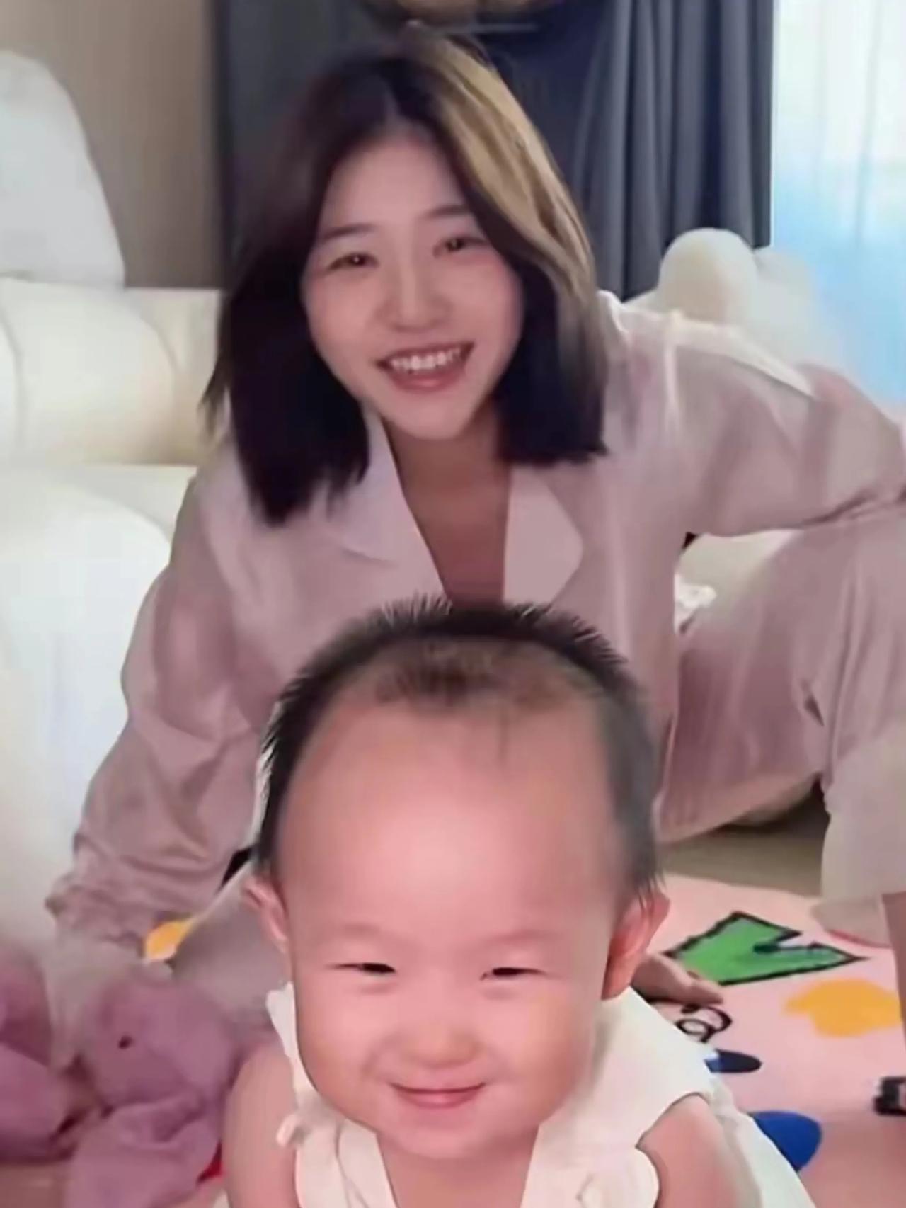 黄一鸣，这个名字将会在中国的年轻人群体中流传很久。她以一个刚刚毕业的小女子身份，