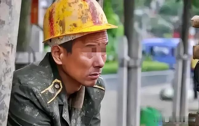 浙江金华，男子被老板欠薪1.5万元，多次讨要无果，只好从江西坐火车来到金华，向老