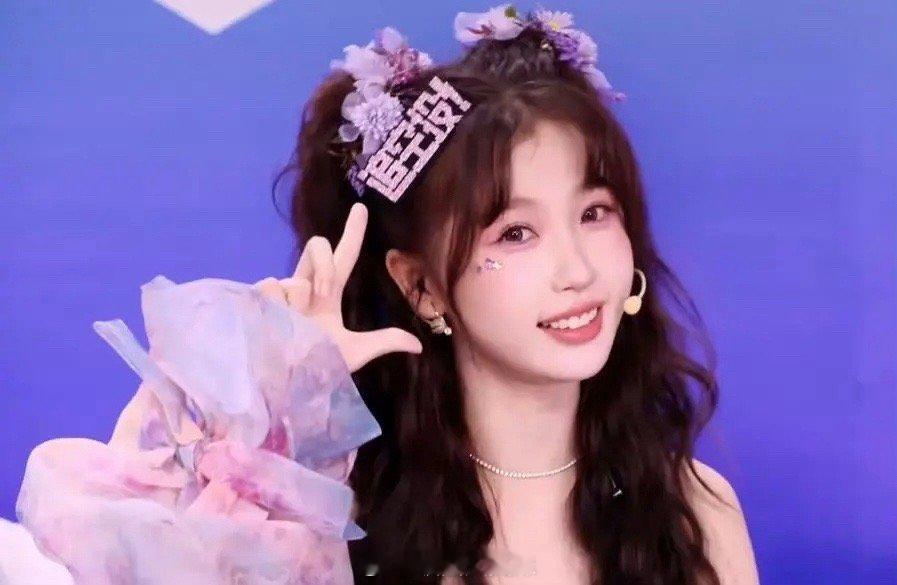 虞书欣今天活动穿的也是彩色纱纱，好兰花宝宝，小兰花驾到，白月光回归—— ​​​