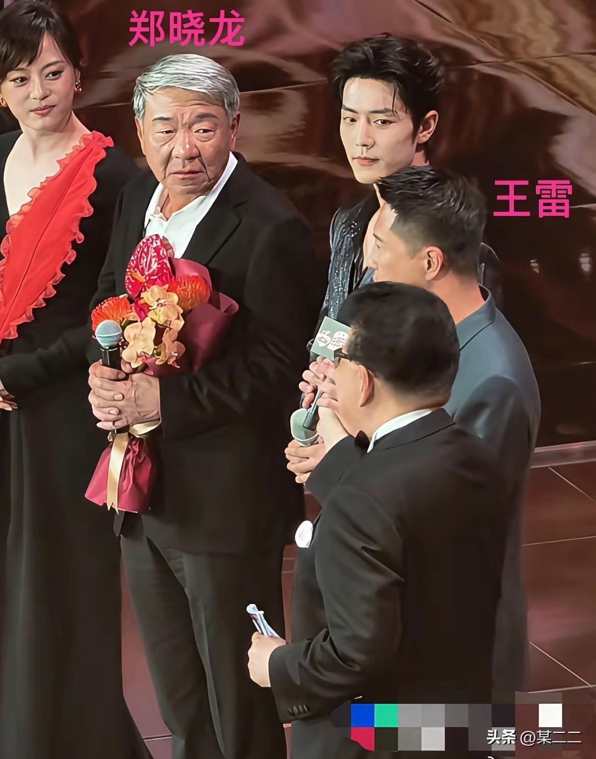 细节见人品，在品质盛典上，肖战正好站在了中间，站在他左边的是王雷，右边站的是导演