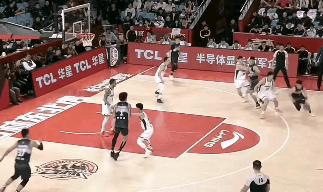 你们都说这球按3步上篮这都走步了，往后已经012了，但是姜伟泽反应过来，再往前1