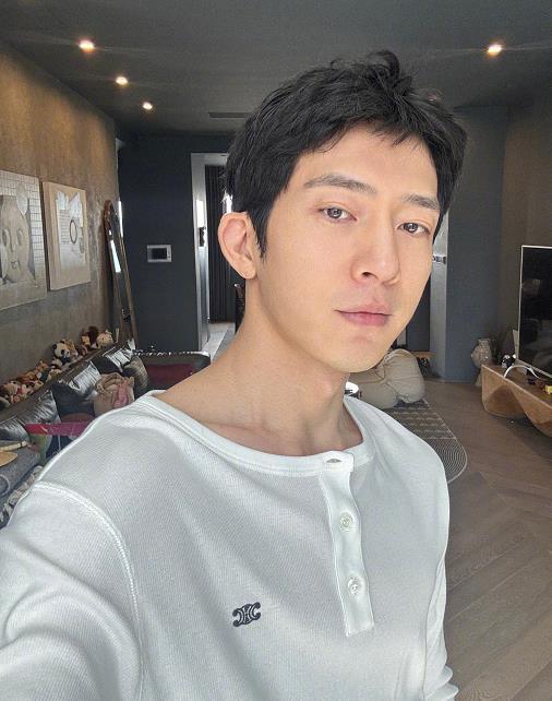 井柏然 升咖 井柏然因近期的热播剧《早春晴朗》在海内外爆火。网友认为井柏然已经“