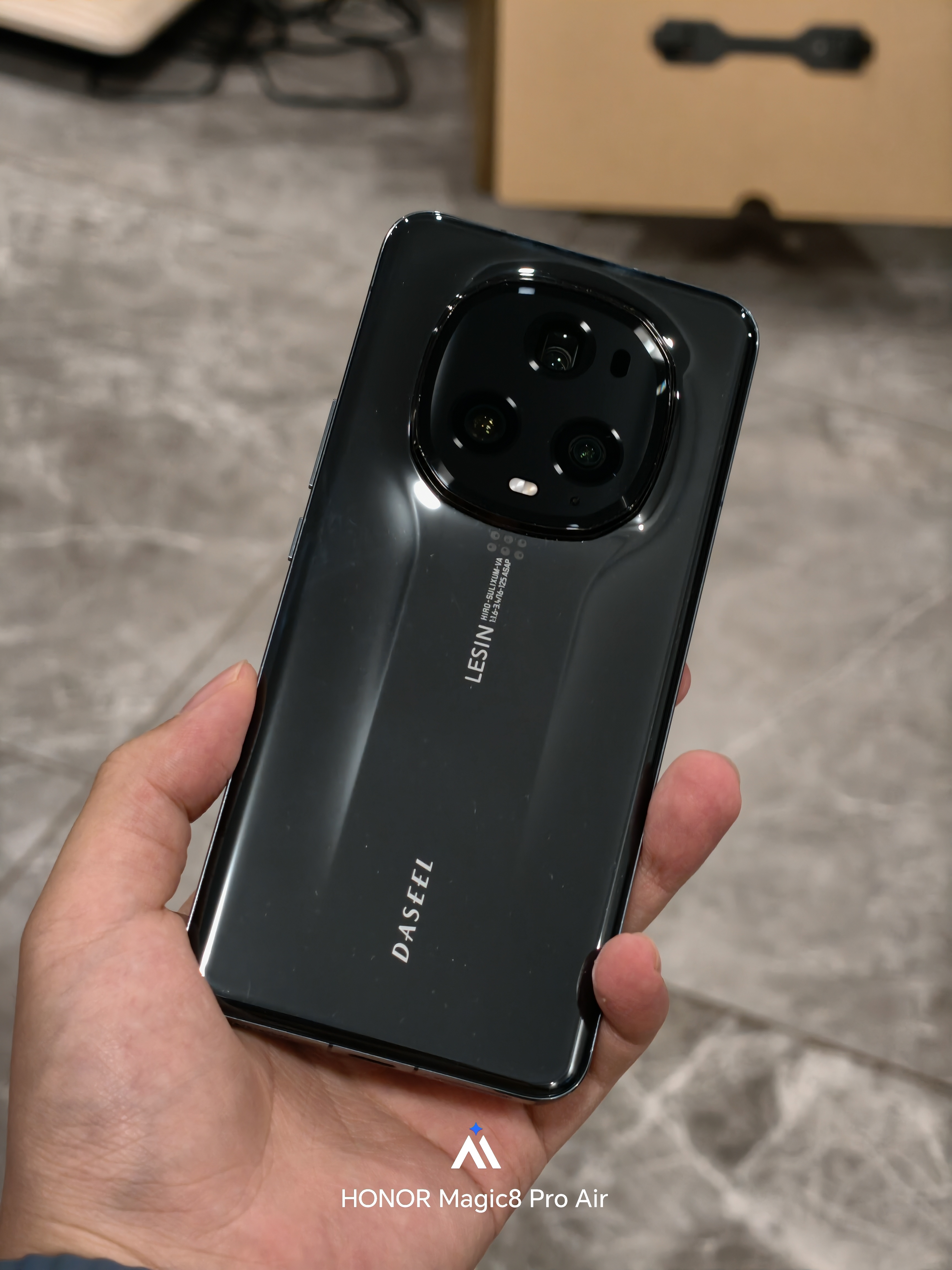 要不说闲鱼是国人的暗网呢，啥东西都能在上面淘到之前在研发手上见过一台Magic5