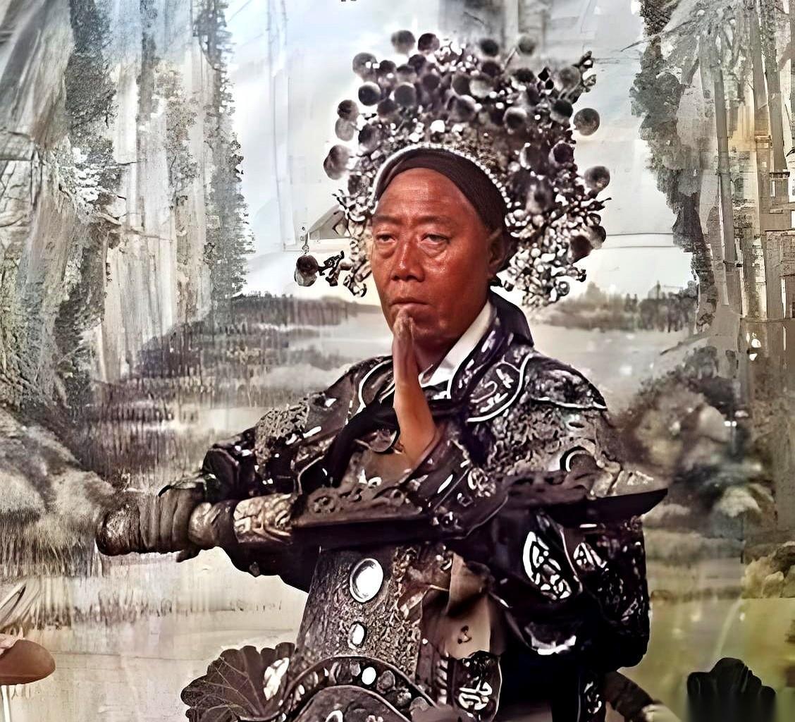 棺材一开，在场的人全傻了。
里面没有尸身，只有一个孤零零的脑袋，和一条油光锃亮的