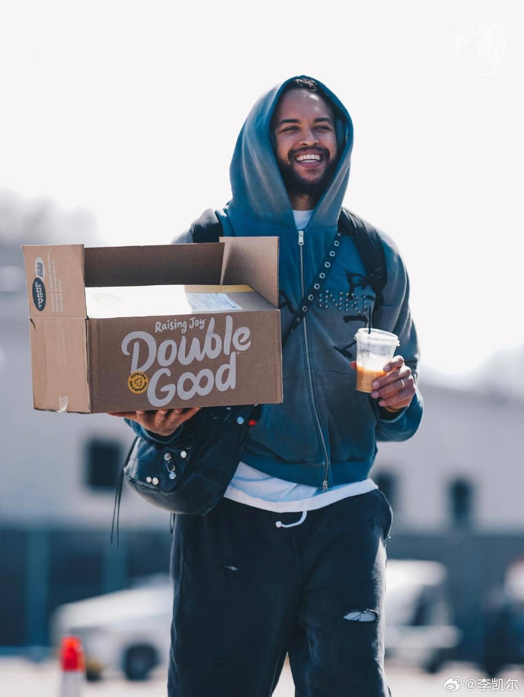 on the way. ✈️李凯尔