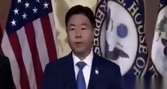 我跟你说，老特这回真不是被中俄吓着了，也不是被欧洲那帮老伙计给按住了。
那都是面