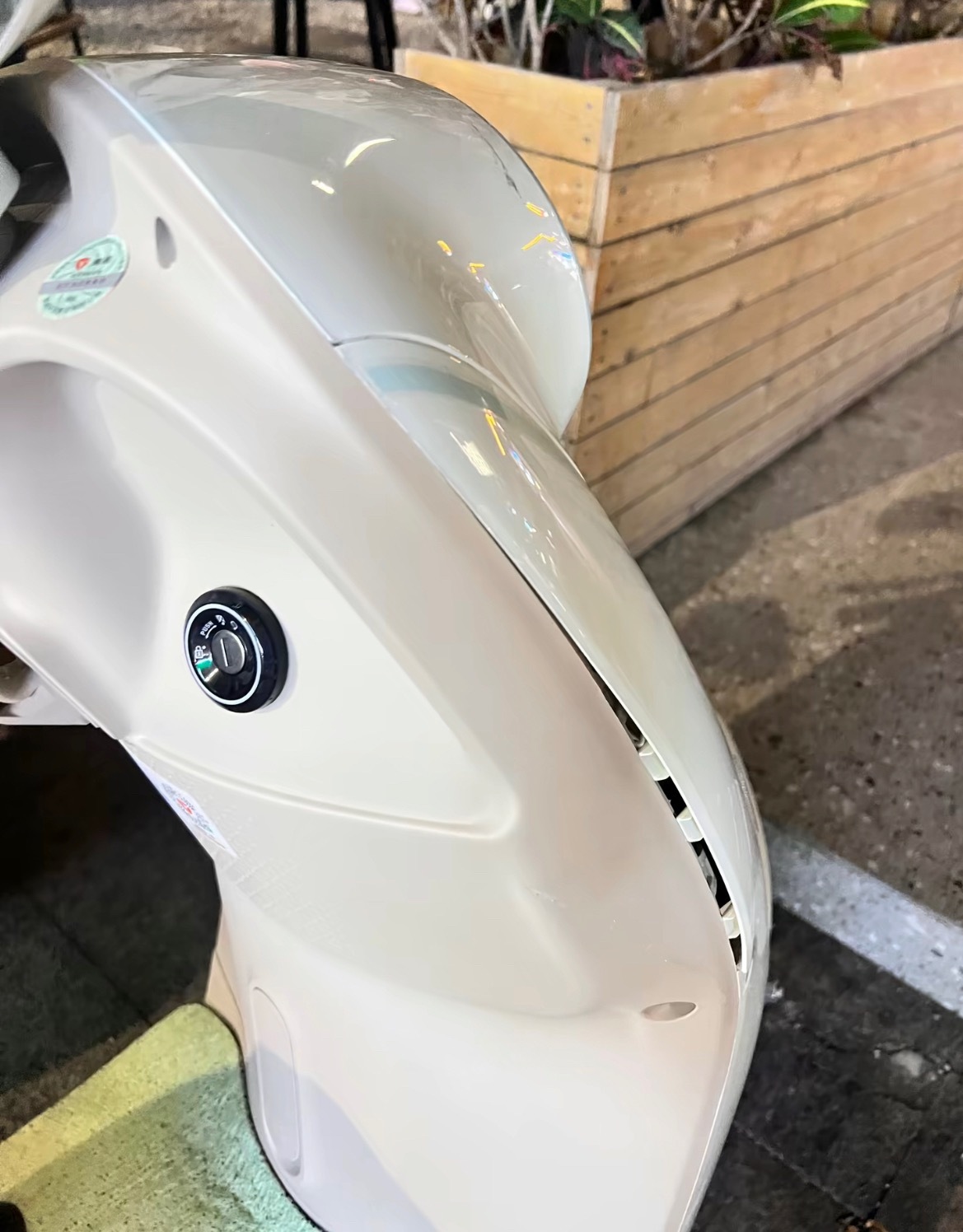 【南宁女子买不到一周的电车停西乡塘被撞坏】网友爆料称：5月1号晚上23点到凌晨1