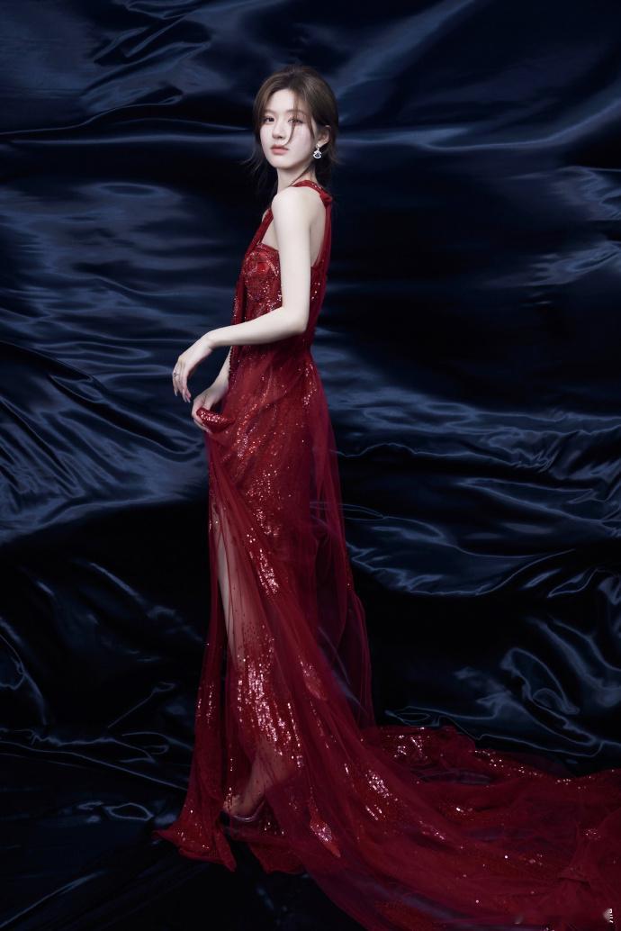 #赵露思第27套高定图##赵露思高定红色单肩纱裙# 今年赵露思的第 27 套高定