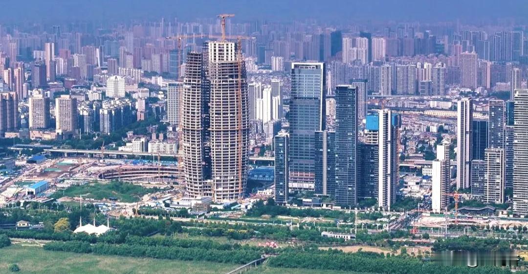 二七滨江 ｜泰康金融中心结构封顶！

近日获悉，武汉市二七沿江商务核心区泰康金融