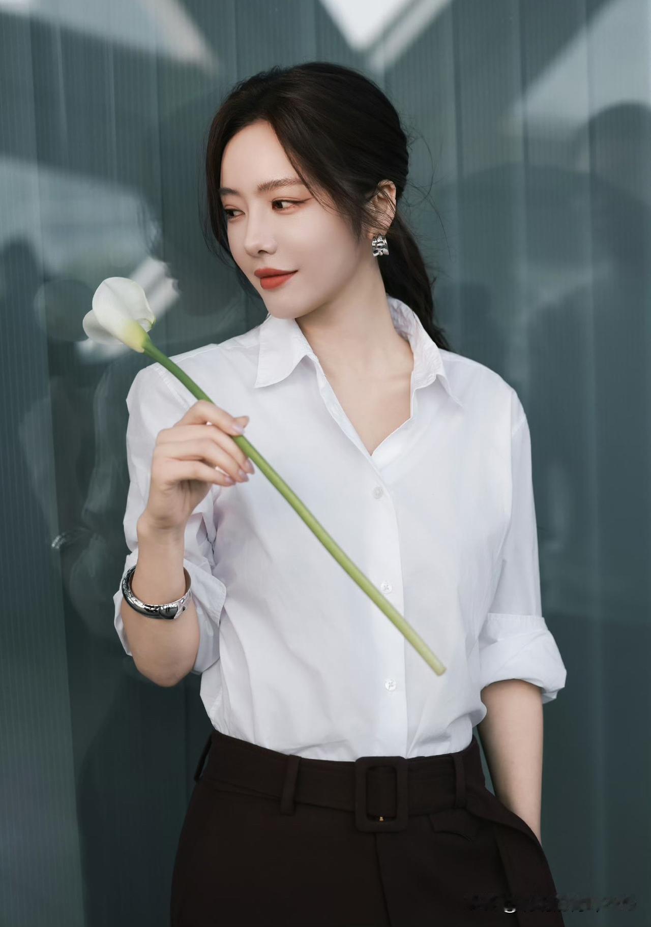 干净的白衬衫，配上蔡文静独有的清冷气质，简直就是文艺片里走出来的女主角。这种恬淡