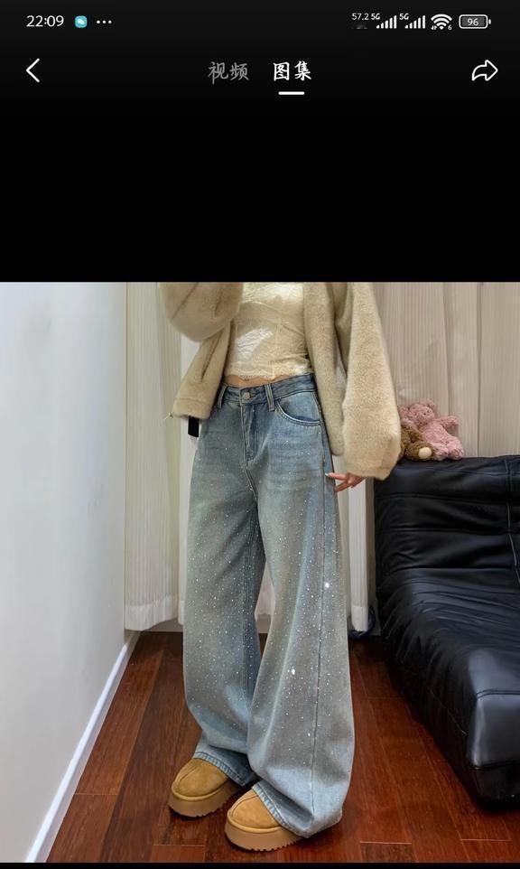 笑死了，抖已经开始给我推这种裤子了😂
该说不说，好像还挺blingbling的