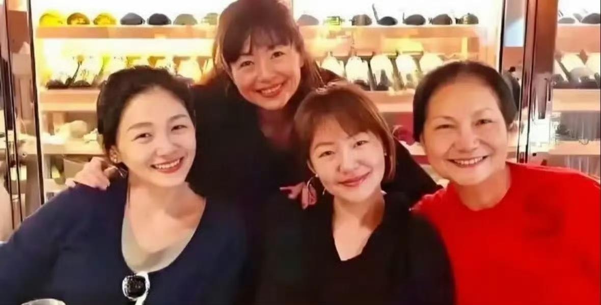 看了S一家人事件由感而发
S妈最爱的人是大姐和小S，
大S最爱的人是小S。
家庭