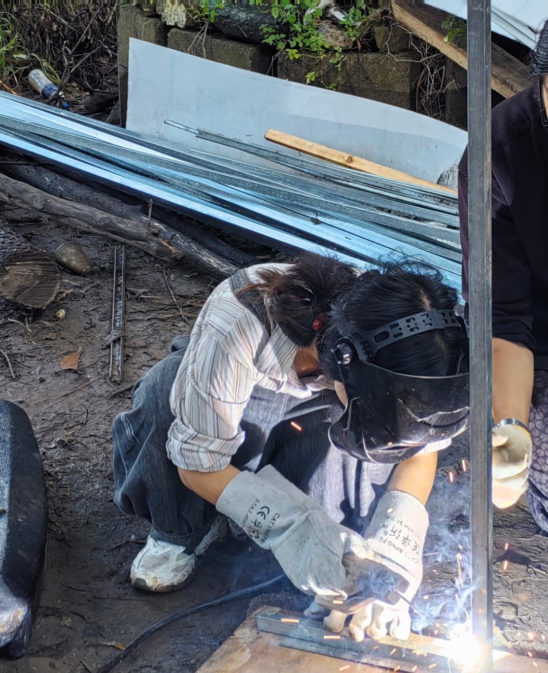 说实话，几十年的友谊还能维系，靠的不是天天联系，是心里有。每年聚一次，发现大家都