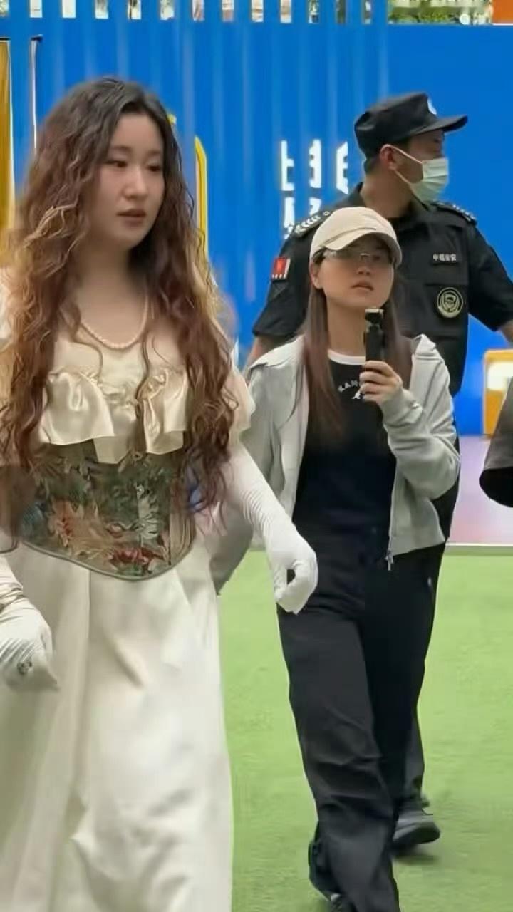 锤娜丽莎回应上歌手坐等喜剧人放下包袱，开启全开麦模式。 