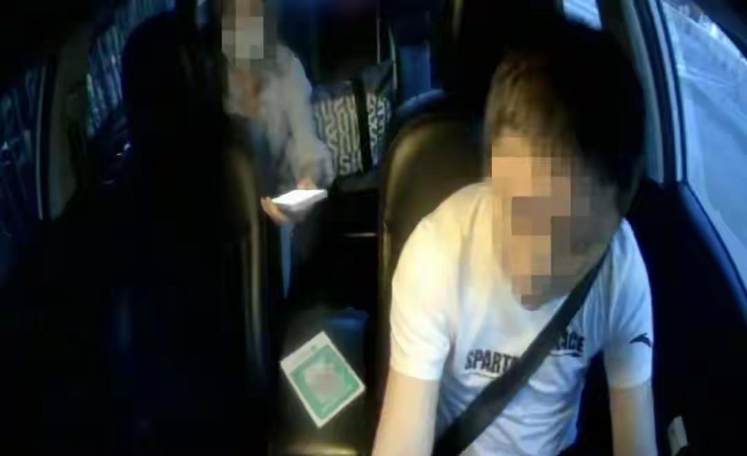 厦门，一女子在北站打车，车费56.8元，结果手一滑，少了个小数点，付了568元，
