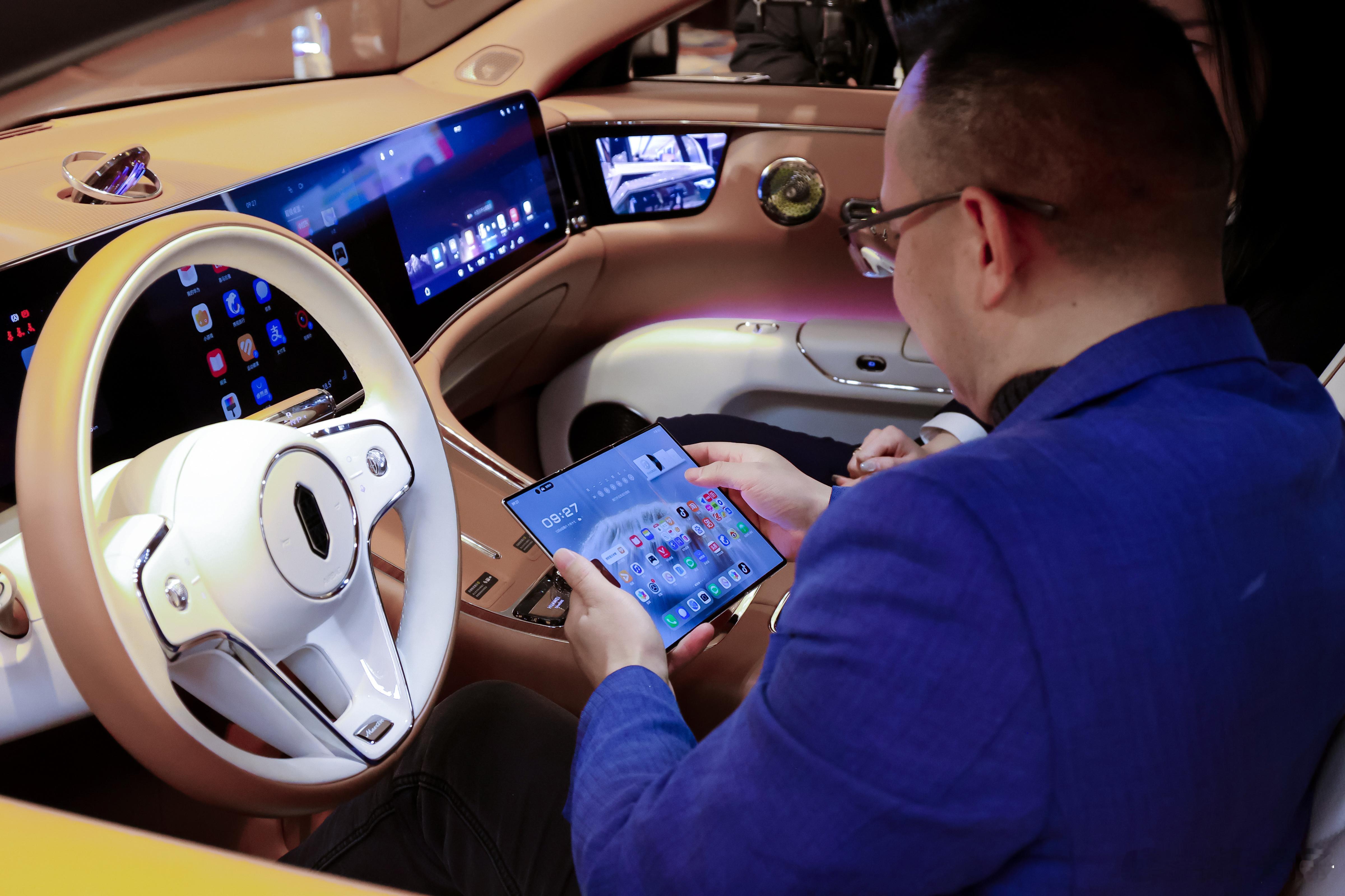 今年企业家圈层流行啥车最近跑活动发现，大佬们年底的座驾悄悄换了款，尊界S800出