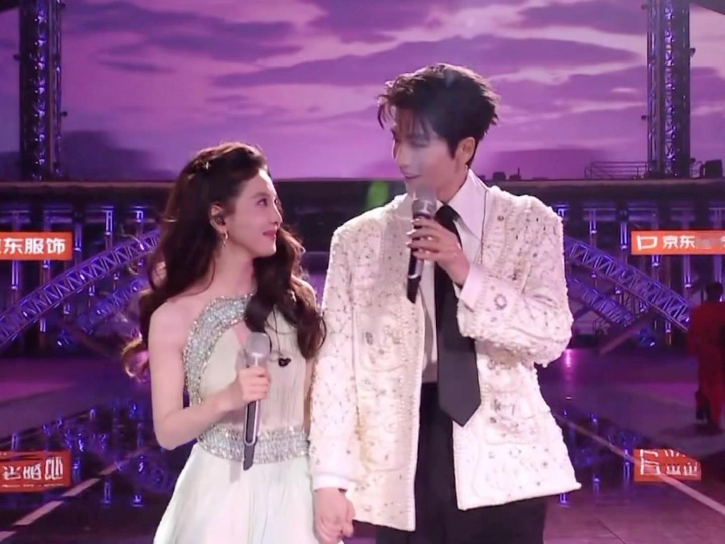 凌赫完全是苏神。。最适合现偶的满分深情眼男神。。。。。湖南卫视跨年晚会