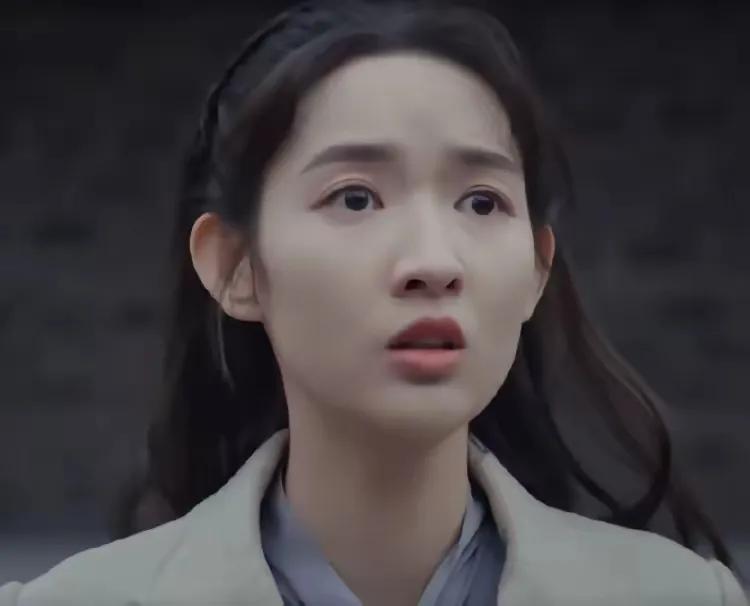 不知道大家发现没有？

在热播剧《孤舟》中，扮演肖若彤的王玉雯，身高170厘米，