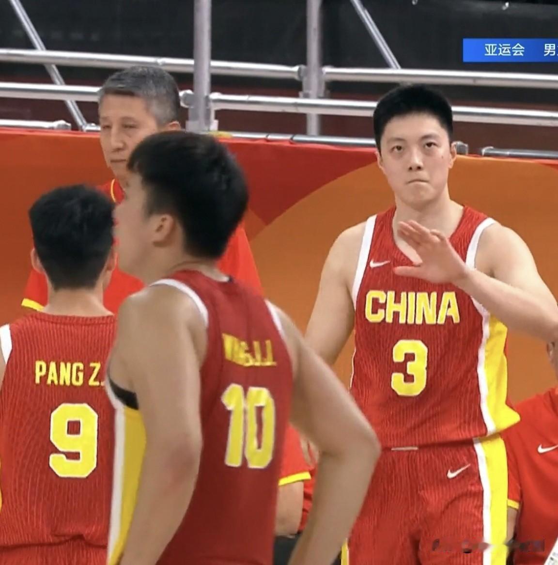 虽然现在比分落后日本队19分，
但我认为中国男篮能在亚运会半决赛中战胜日本队。