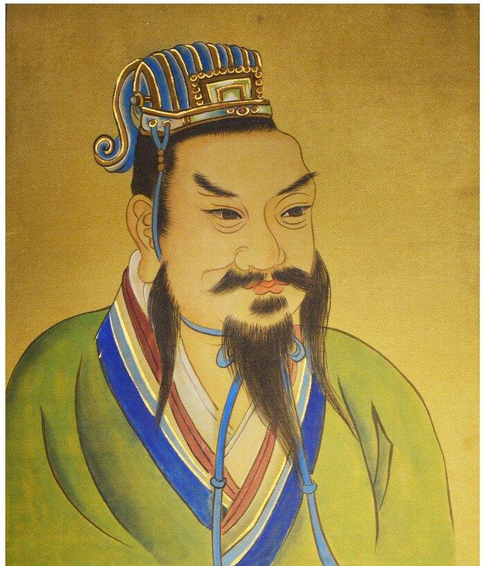 477年的盛夏，大将军萧道成在府邸中乘凉，袒露着肚皮躺在卧榻上，全然没有防备身边