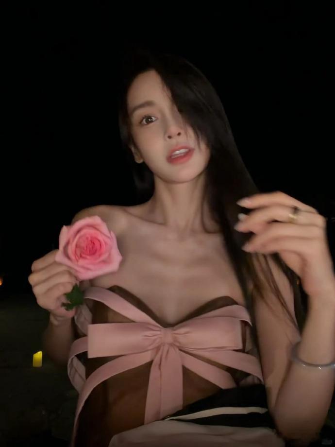 Angelababy瘦成这样了Angelababy拿朵花就出片Angelabab