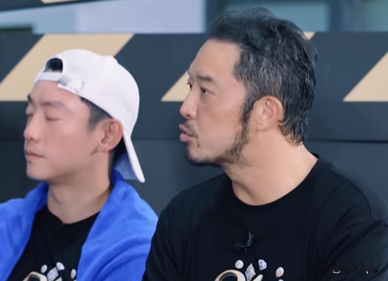 沙溢怎么老成这样了，
之前的军艺校草早已不复存在。
虽然沙溢健身瘦下来，这个自律