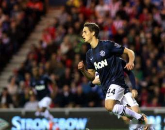 【曼联急了！紧急谈判续约新小贝】贾努扎伊的迅速蹿红，让曼联也紧张了，目前曼联方面