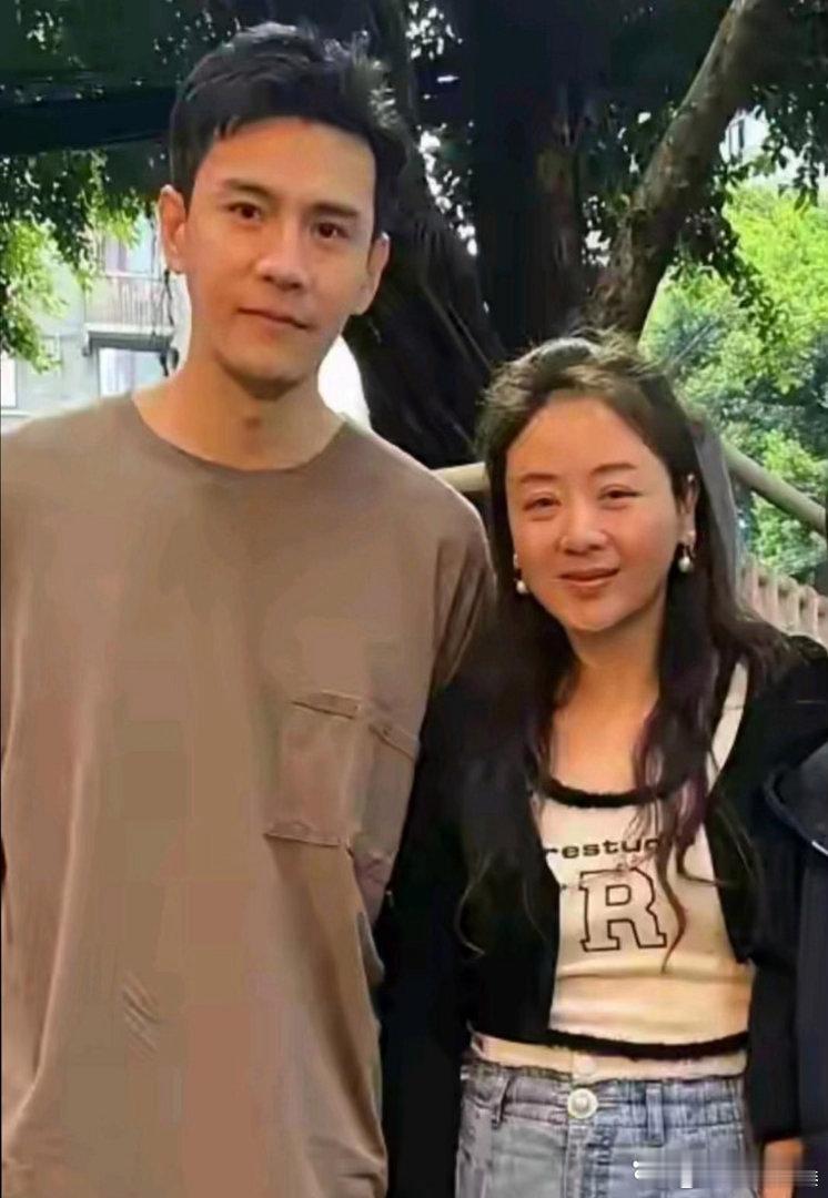 经超娶了二婚比他大6岁的小李琳。现在小李琳看着像比他大16岁。 