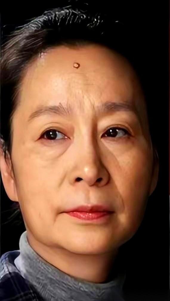 刷到奚美娟，我第一反应是，这脸……真“不听话”。
它不听从这个时代的审美，没有削