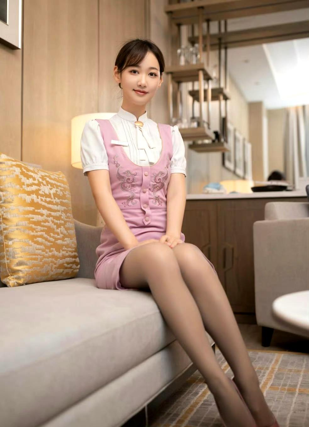 唐安琪这套穿搭将职场干练与柔美风格巧妙融合。白色立领衬衣，泡泡袖设计增添几分俏皮