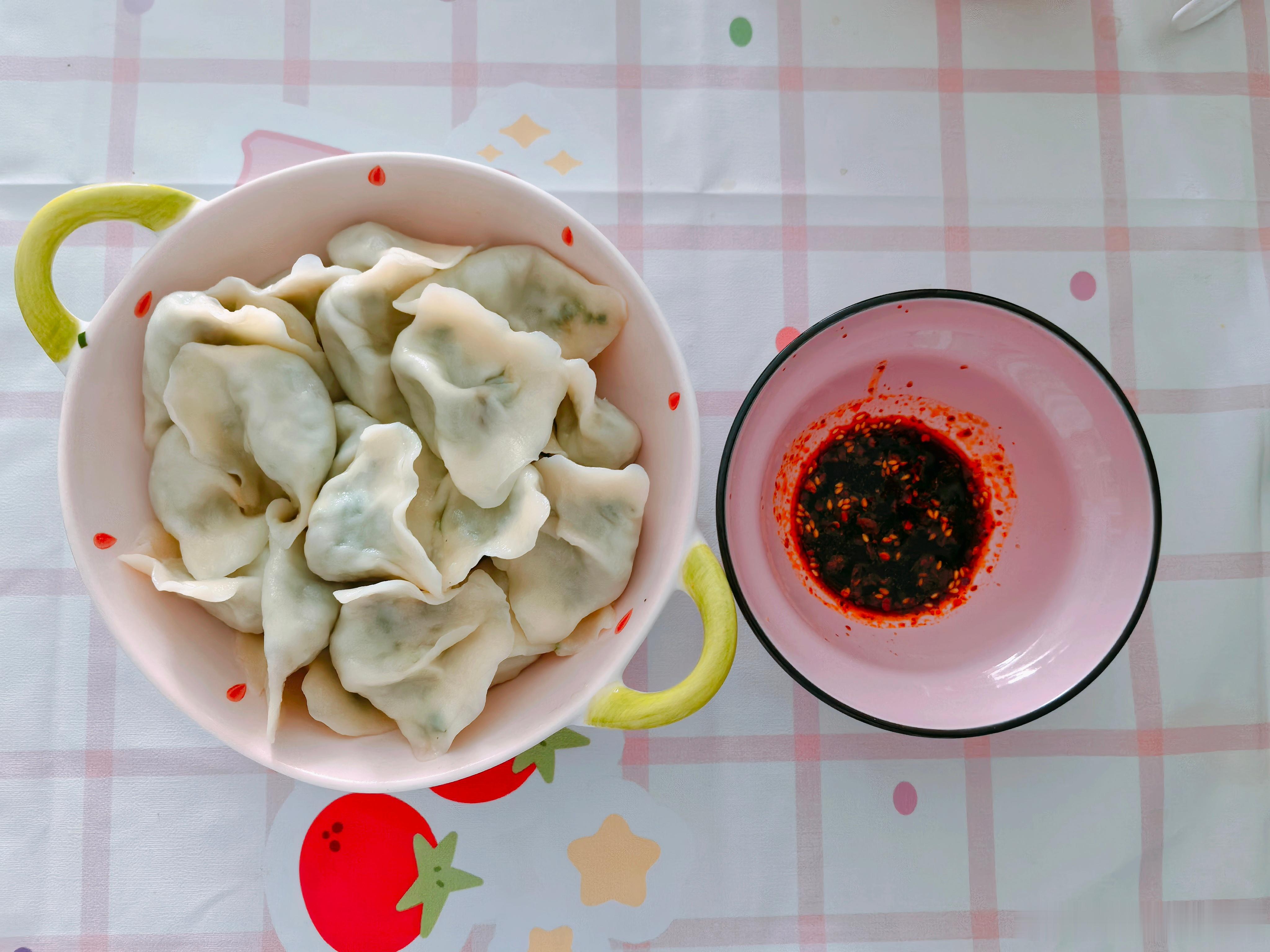 今日午餐 今天包了大肉韭菜馅饺子🥟，没有买路边一元一斤的韭菜，买的超市十元一斤