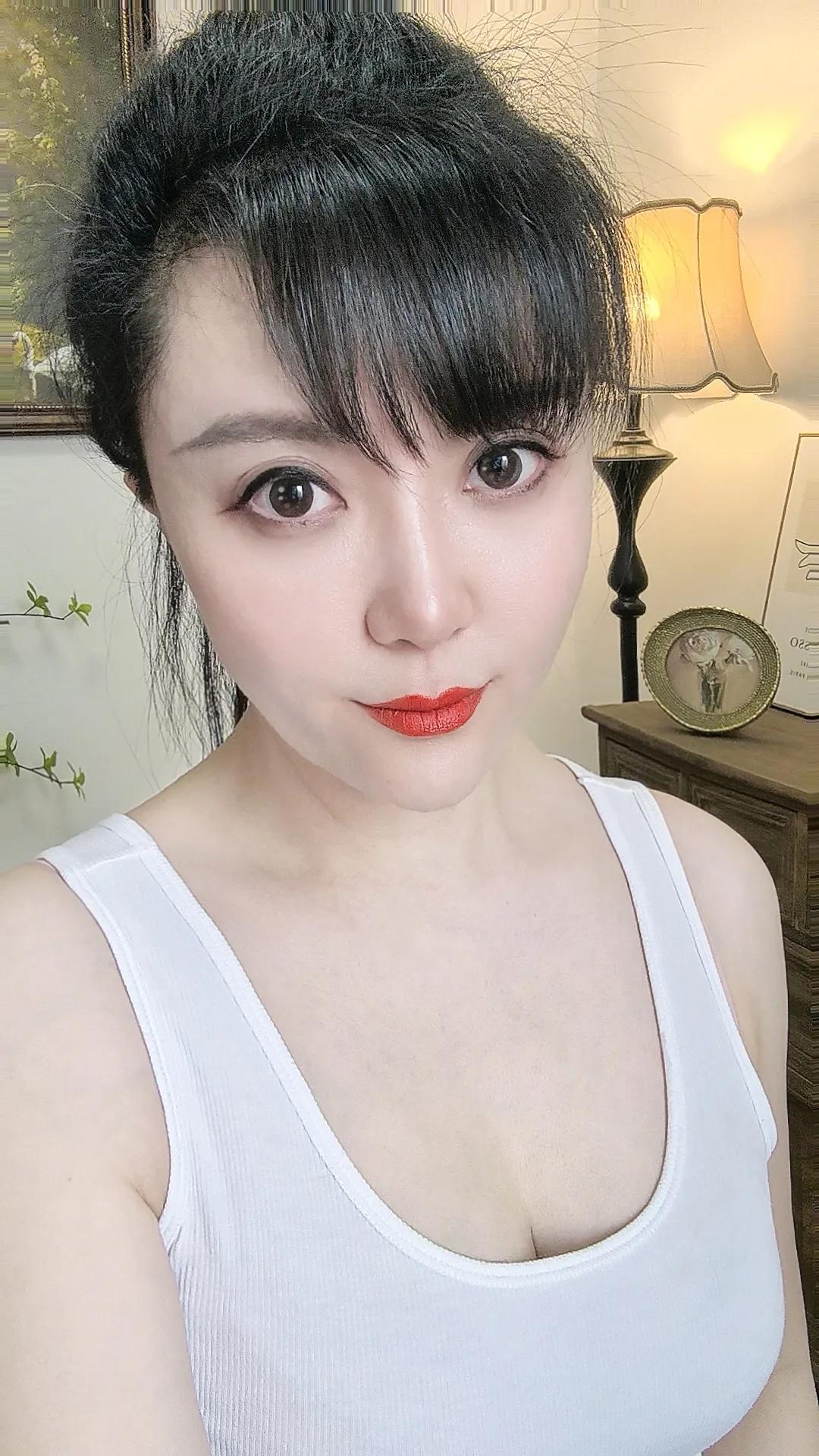 我们小区的供暖热到每天在家穿背心短裤，还时常开窗户，家里有30多度啊！
良心供暖