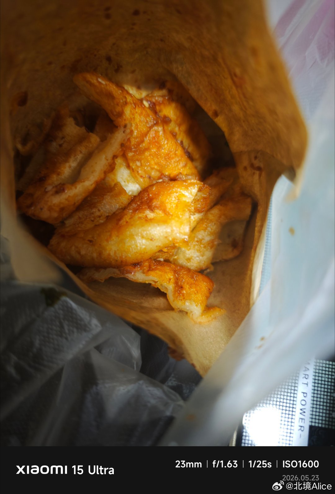 刚才出去玩买了一份酱香饼，哇，真的好美味啊！