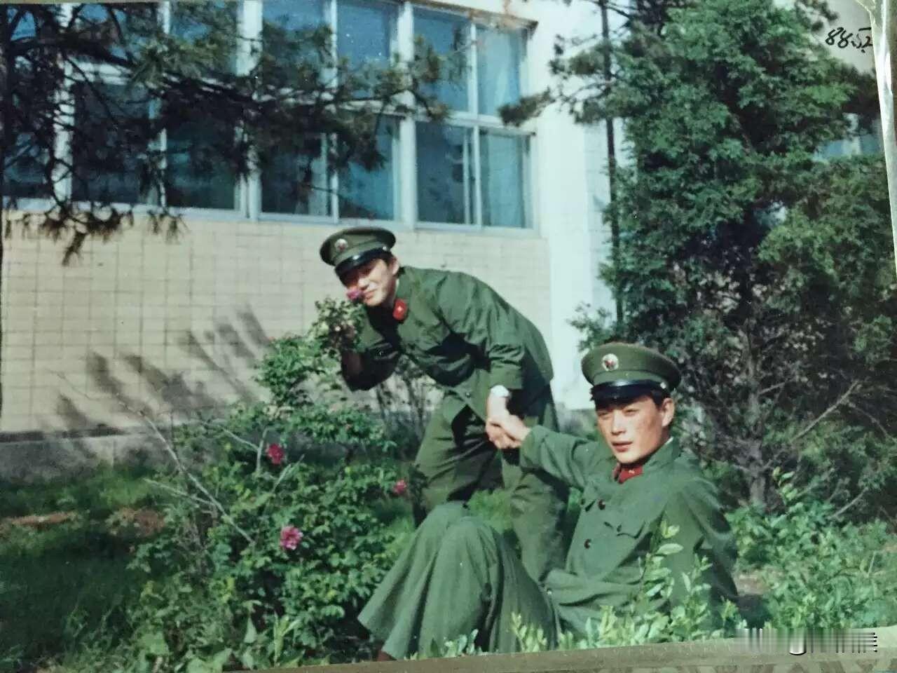 都说当兵的人不懂花香，可我们手拉手，兵人谁还不知道当过兵的人失去的不仅仅是喜欢，