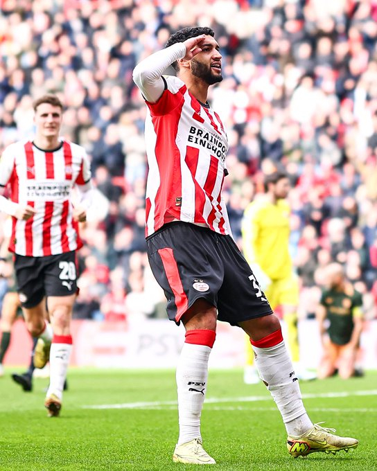 埃因霍温将连续第三个赛季捧起荷甲联赛冠军奖杯。这是他们的第27个联赛冠军 