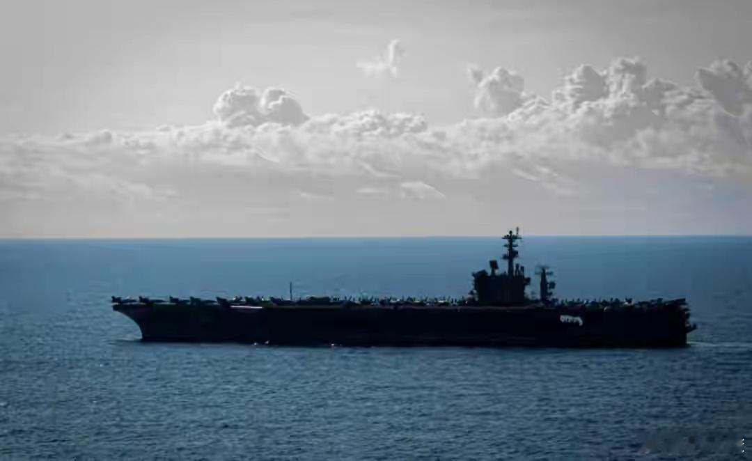 一边派老航母秀肌肉，一边猜坠机是燃料问题。50岁的“尼米兹”早该退役，飞行员疲于