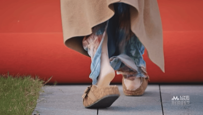 管乐临时走红毯穿棉拖鞋就来了 主打一个随性真实！临时接通知踩棉拖到场，还撞上自助