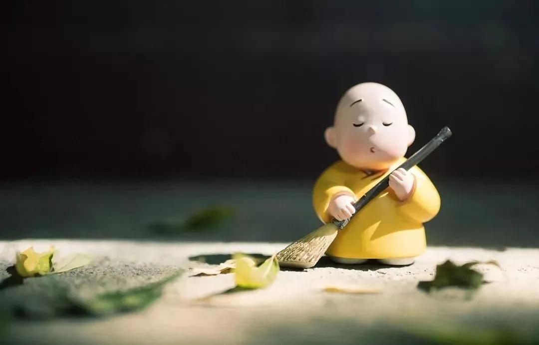 幽默笑话：【无色庵】

寺庙里，
老和尚对小和尚说：
儿子，去菜市称几斤牛肉，
