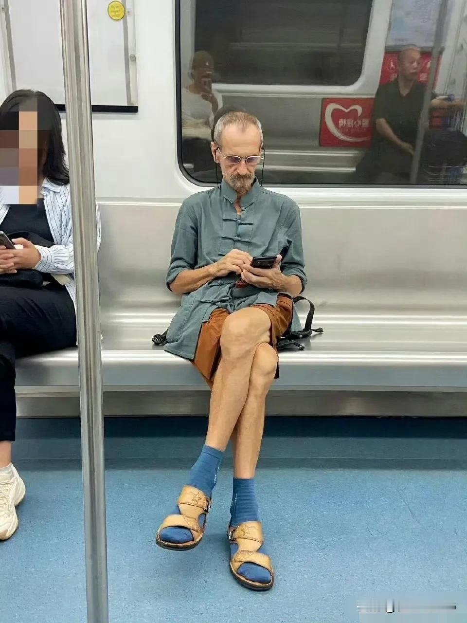 外国老爷爷的中国风打扮，第一次看到这种搭配还挺不错的。 ​
