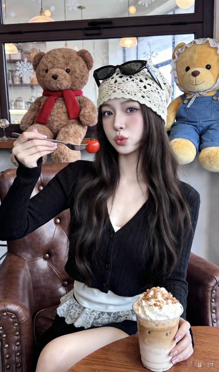 这年头
有人晒薪水
有人晒房产
有人晒人脉
有人晒勋章
……
唯独没有人
晒真相