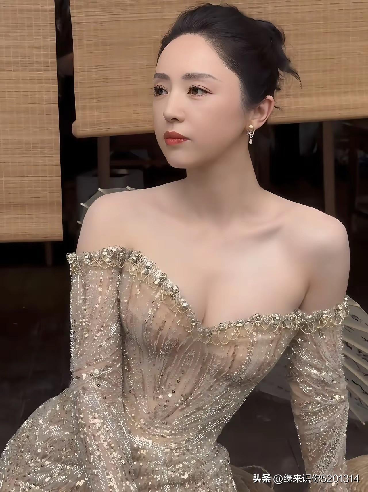 董璇一袭金色礼服，优雅气质，闪耀迷人，玉人此处坐，金缕迎清风，尽显优雅高贵！