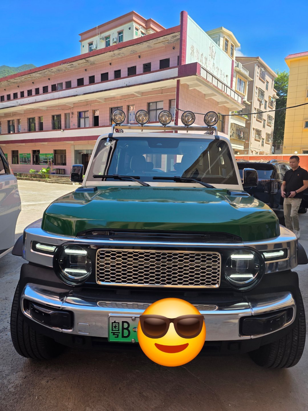 厂区老板想买车，直接拉来三辆车:传祺M8、昊铂HL跟icar v23的改装版。主